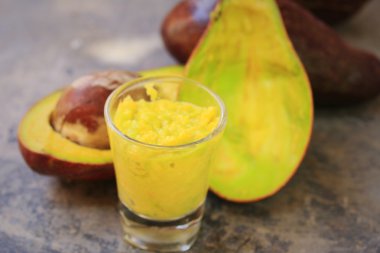 Avokado ve krema sosu