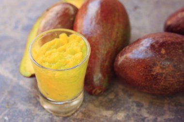 Avokado ve krema sosu