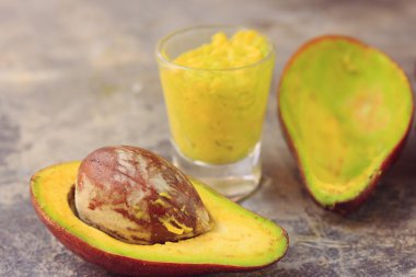 Avokado ve krema sosu