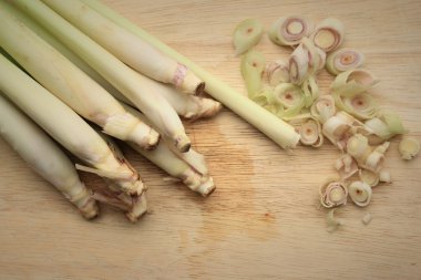 ahşap üzerinde Limon otu