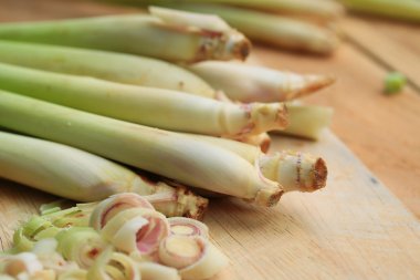 ahşap üzerinde Limon otu