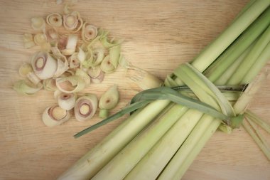 ahşap üzerinde Limon otu