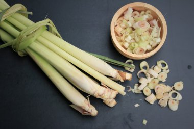 ahşap üzerinde Limon otu