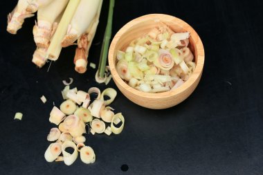 ahşap üzerinde Limon otu