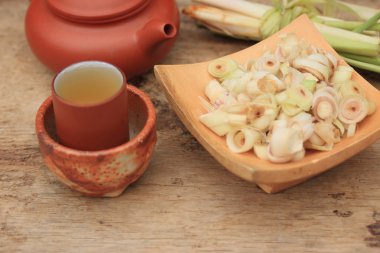 Sıcak çay limon otu ile