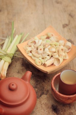 Sıcak çay limon otu ile