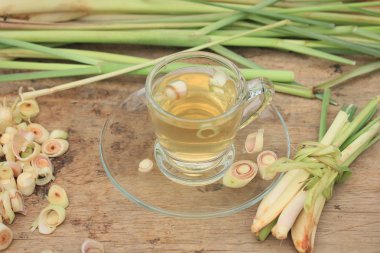 Sıcak çay limon otu ile