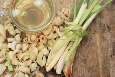 Sıcak çay limon otu ile