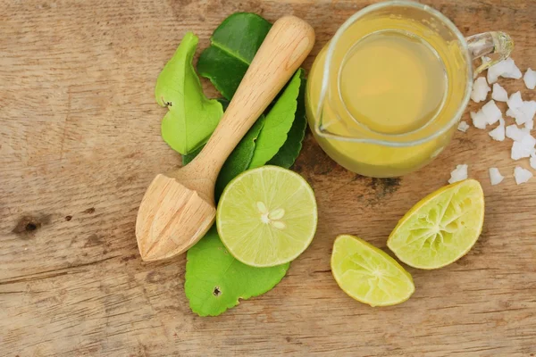 Herb minum jus lemon — Stok Foto