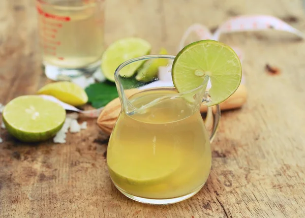 Kräuterlikör Zitronensaft — Stockfoto