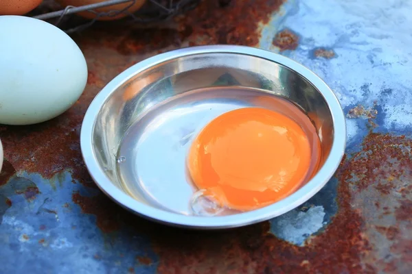 Свежие яйца и утиные яйца — стоковое фото