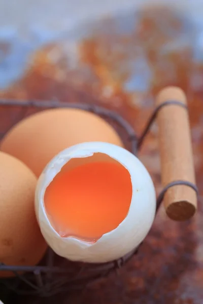 Taze yumurta ve ördek yumurta — Stok fotoğraf