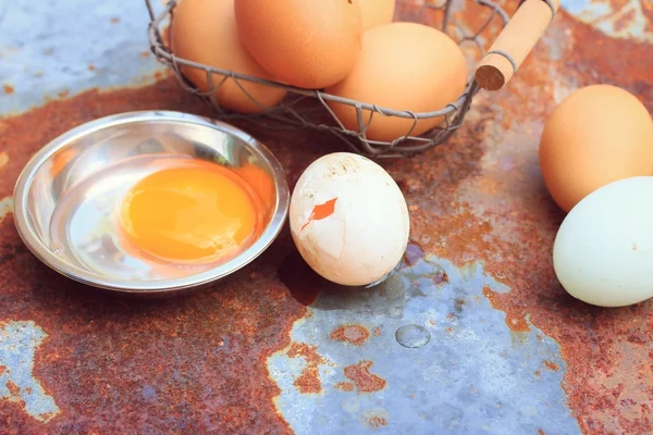 Свежие яйца и утиные яйца — стоковое фото