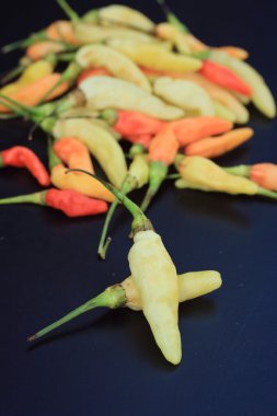 Ahşap üzerinde taze biber