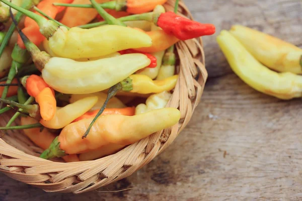 Pimenta fresca em madeira — Fotografia de Stock