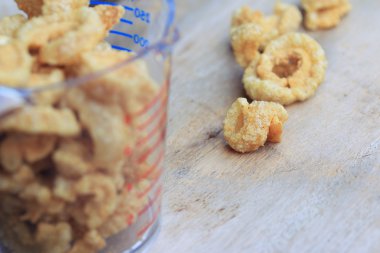 Çıtır çıtır kızarmış domuz deri