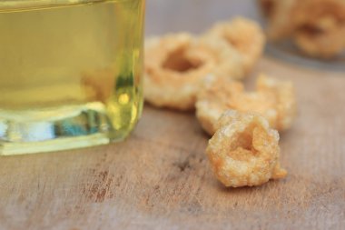 Petrol kızarmış domuz deri