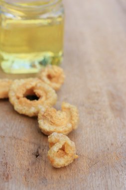 Petrol kızarmış domuz deri