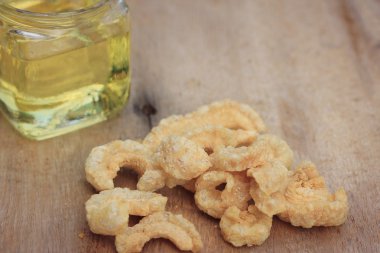 Petrol kızarmış domuz deri