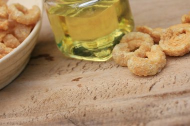 Petrol kızarmış domuz deri