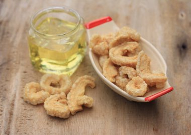 Petrol kızarmış domuz deri