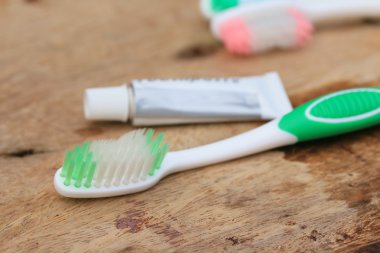 Bir tahta üzerinde diş fırçası