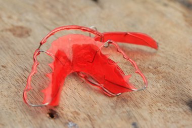 hizmetli denter ahşap üzerinde