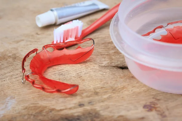 Retainer denter on wooden — Stock Photo, Image