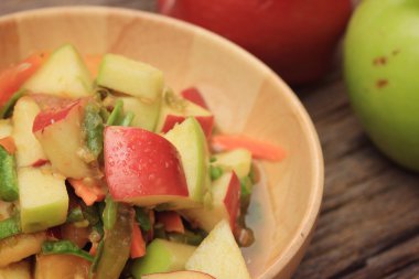 ahşap salatası elma