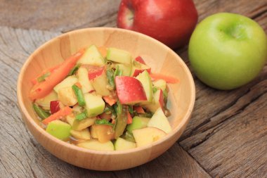 ahşap salatası elma