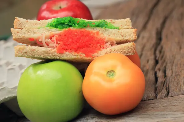 Салат из водорослей и сэндвич — стоковое фото