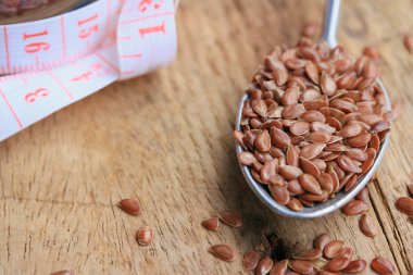 Ahşap üzerinde keten tohumu