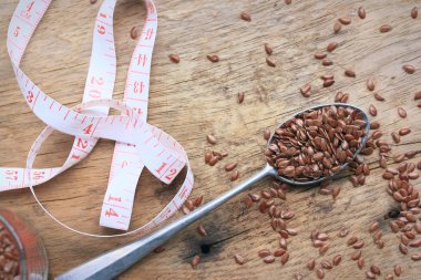 Ahşap üzerinde keten tohumu