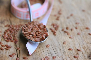 Ahşap üzerinde keten tohumu