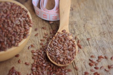 Ahşap üzerinde keten tohumu