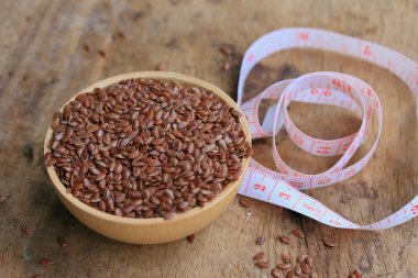 Ahşap üzerinde keten tohumu