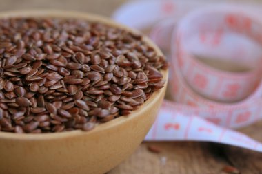 Ahşap üzerinde keten tohumu