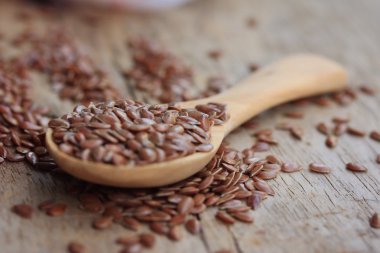 Ahşap üzerinde keten tohumu