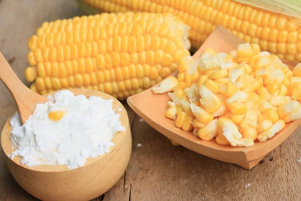 Kukoricaliszt és friss kukorica — Stock Fotó