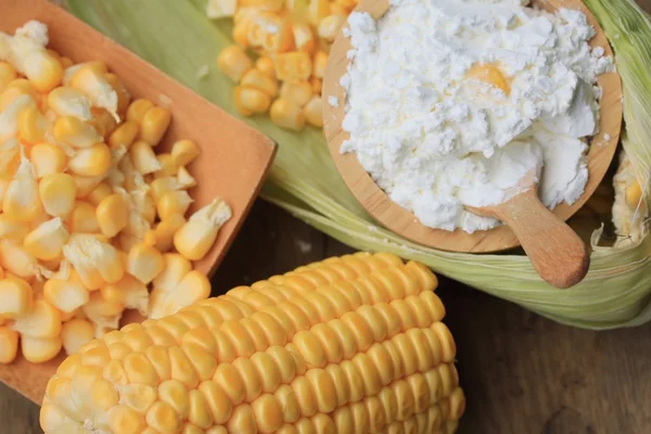玉米粉和新鲜的玉米 — 图库照片