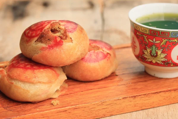 축제 달 케이크와 grren 차-중국 케이크 — 스톡 사진
