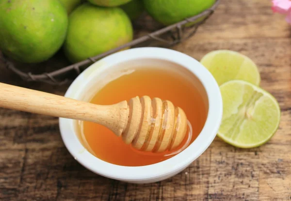 Lebah madu dengan lemon — Stok Foto