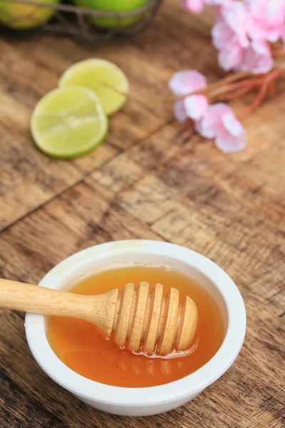 Lebah madu dengan lemon — Stok Foto