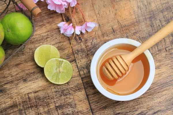 Honingbij met citroen — Stockfoto