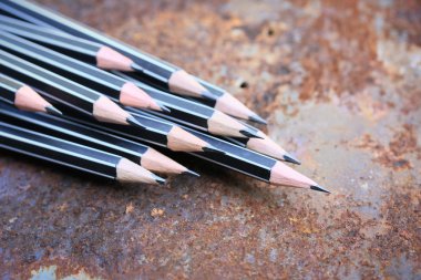 siyah kalem ve kitap