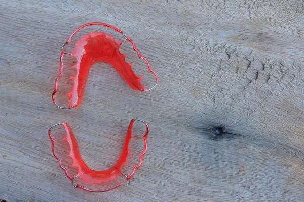 Dentes de arame vermelho retentor — Fotografia de Stock