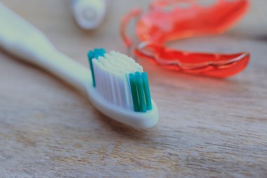 Kırmızı hizmetli tel diş