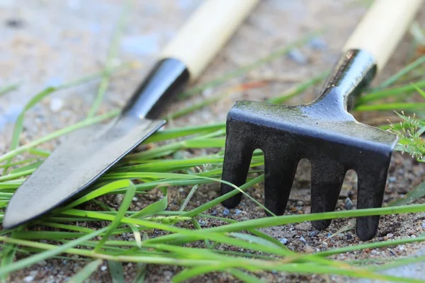 Herramienta de jardinería en la naturaleza — Foto de Stock