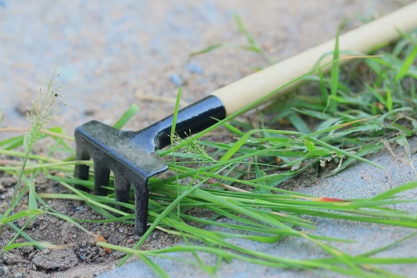 Herramienta de jardinería en la naturaleza — Foto de Stock