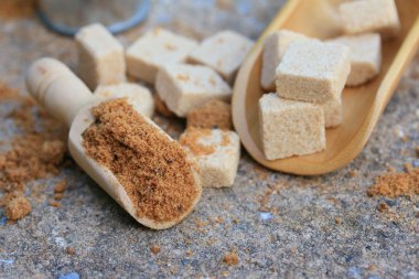 Organik kahverengi şeker ve küp